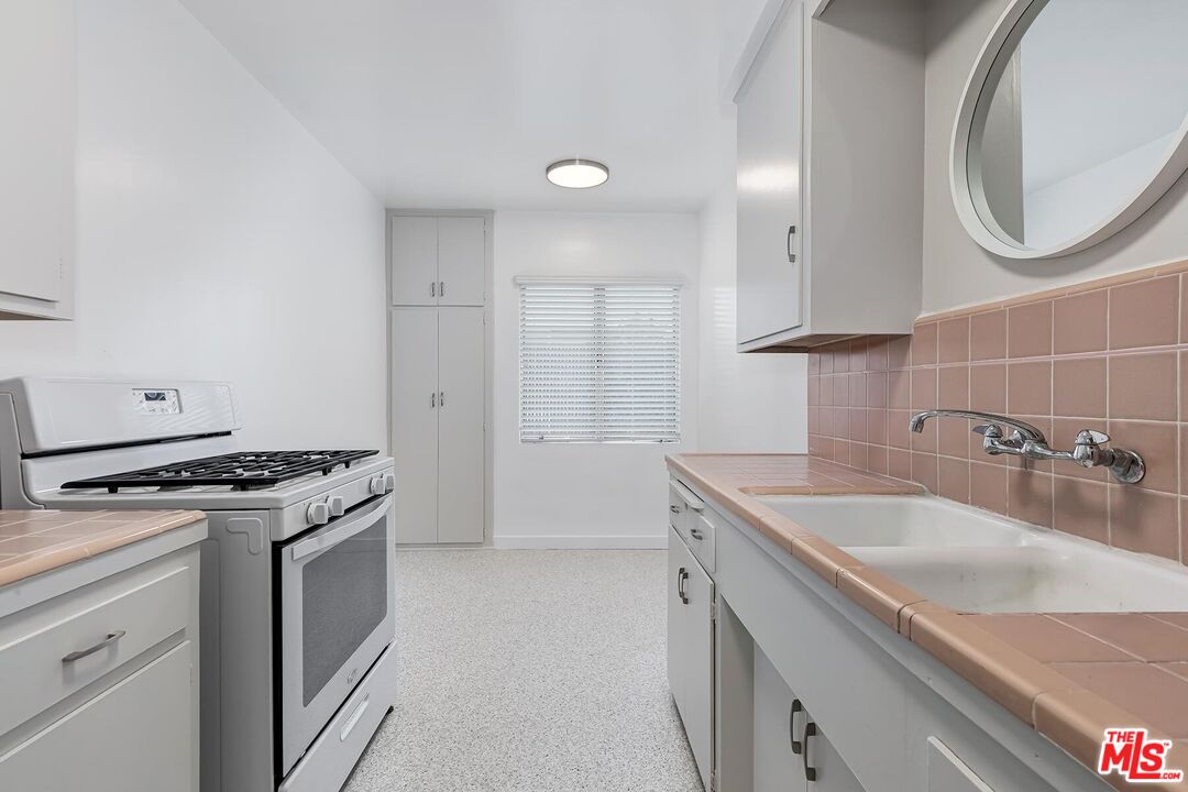 1035 N Sierra Bonita Ave Unit: 1