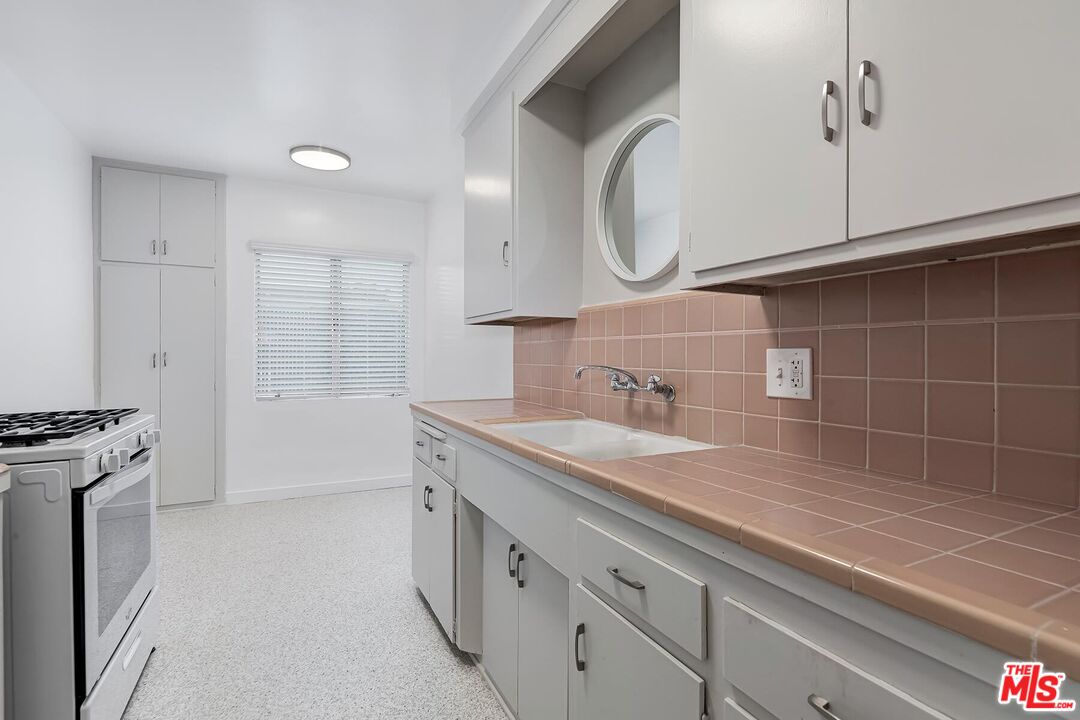 1035 N Sierra Bonita Ave Unit: 1