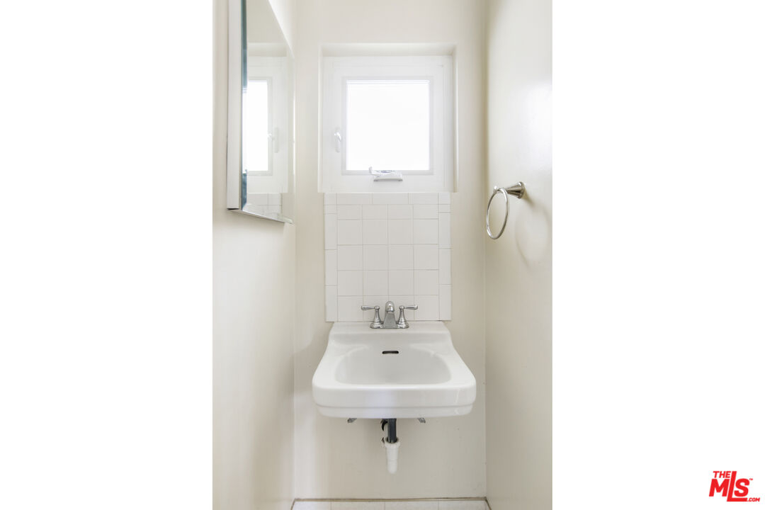 2338 NELLA VISTA AVE