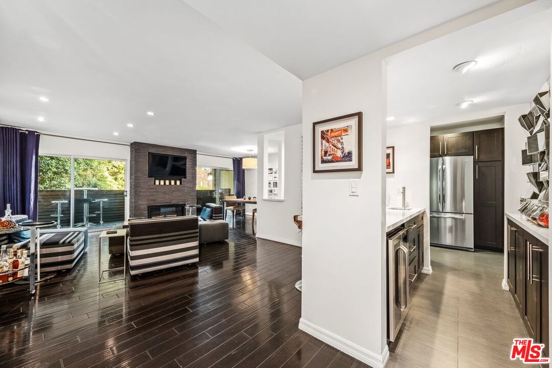 949 N KINGS RD Unit: 303
