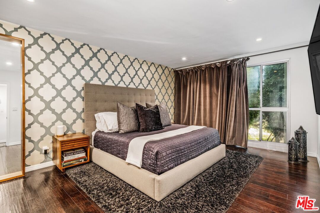 949 N KINGS RD Unit: 303