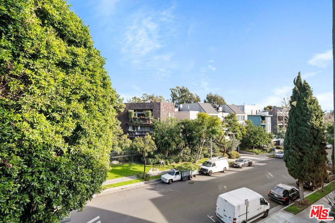 949 N KINGS RD Unit: 303