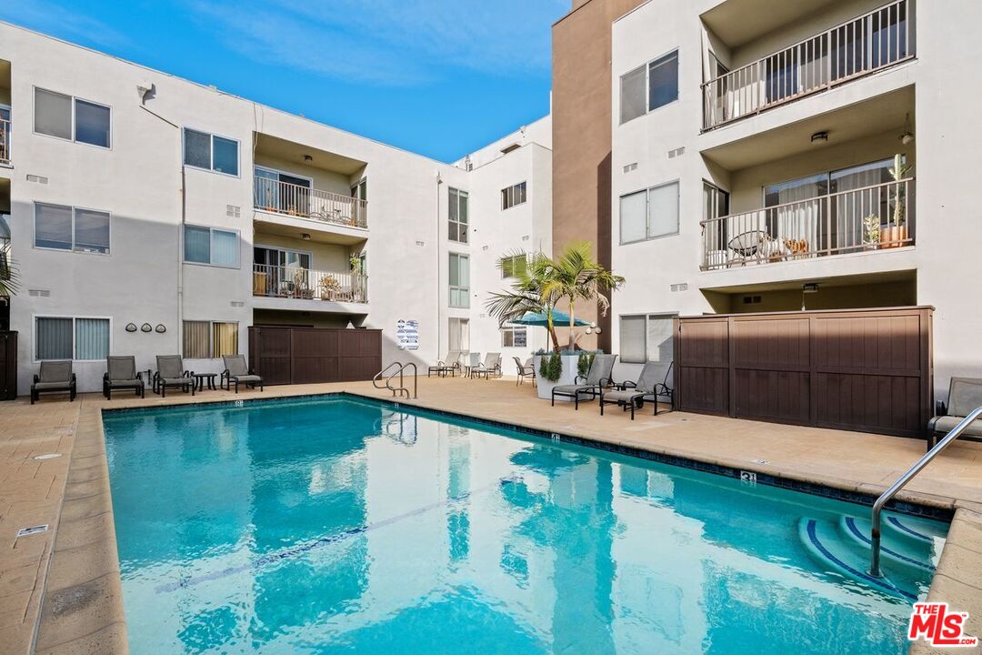 949 N KINGS RD Unit: 303
