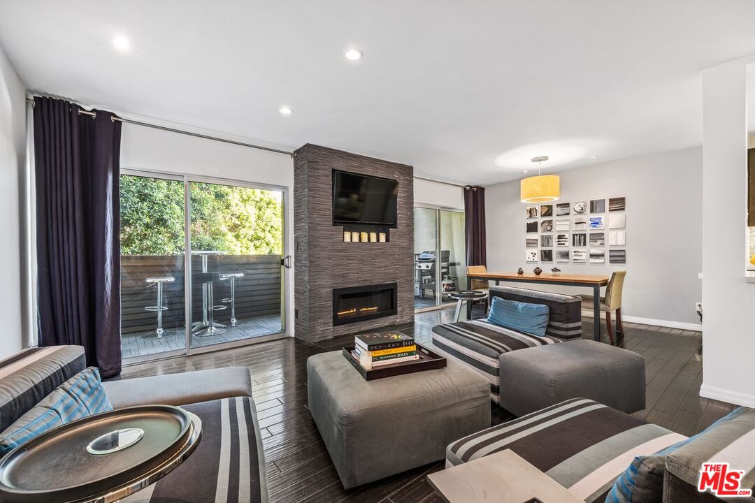 949 N KINGS RD Unit: 303
