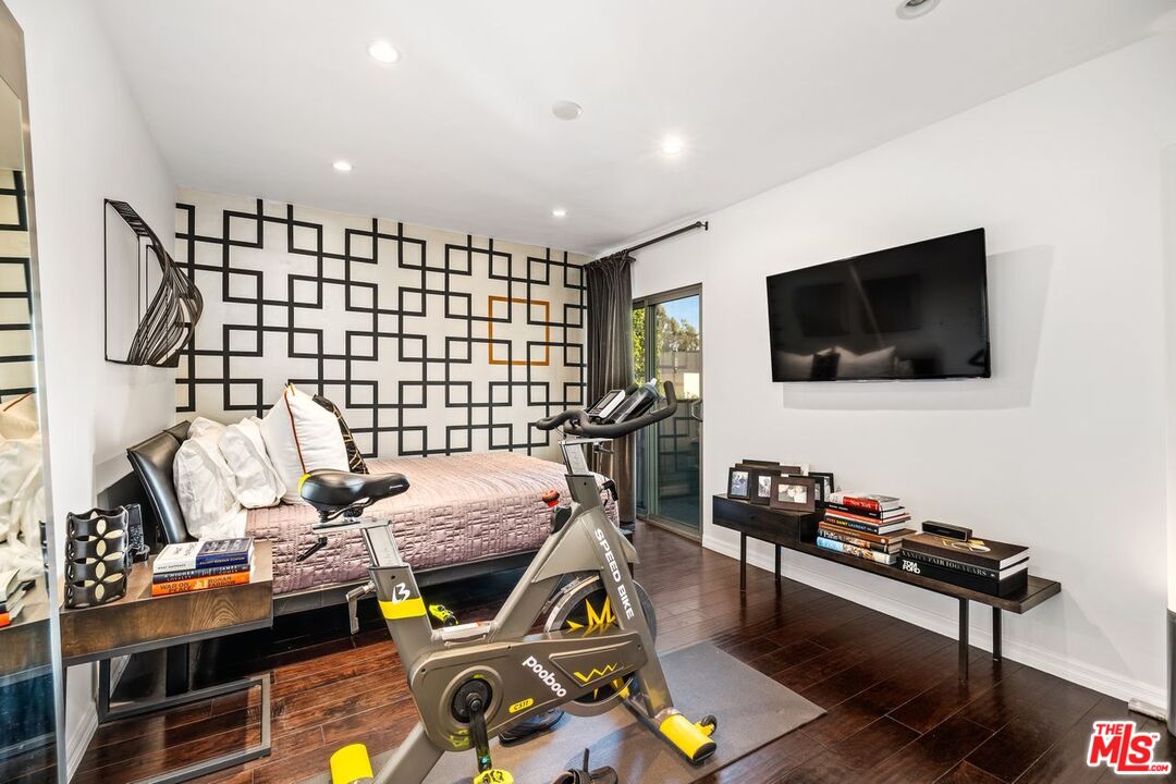 949 N KINGS RD Unit: 303