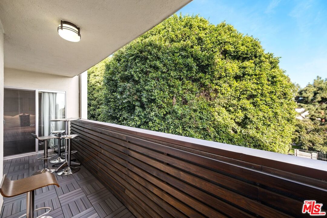 949 N KINGS RD Unit: 303