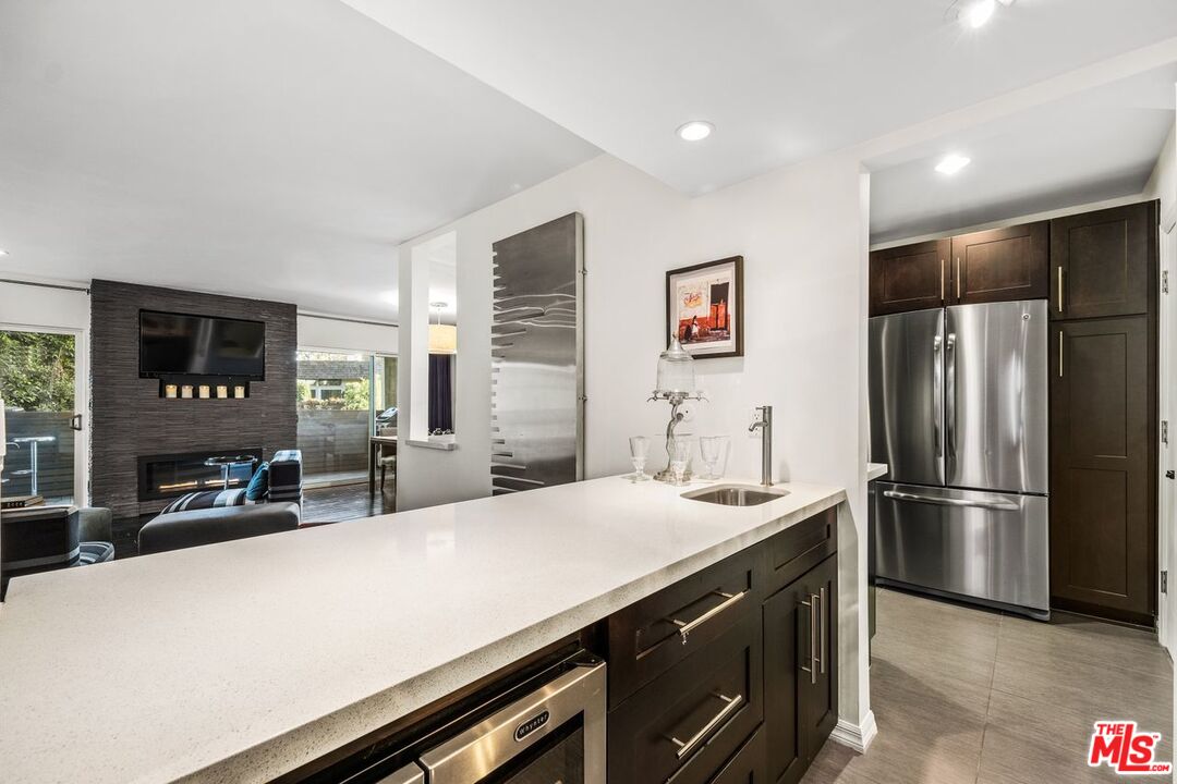 949 N KINGS RD Unit: 303