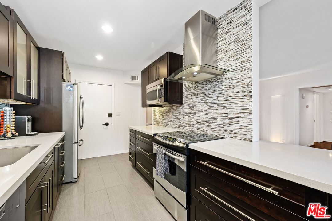 949 N KINGS RD Unit: 303