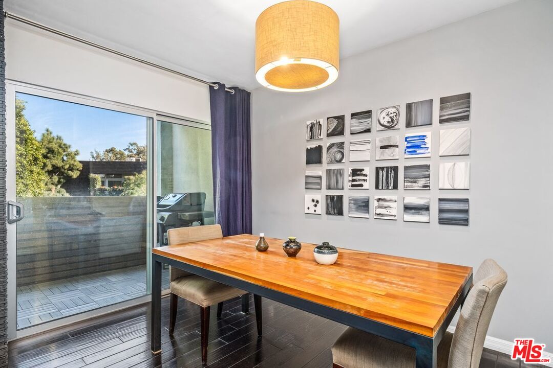 949 N KINGS RD Unit: 303