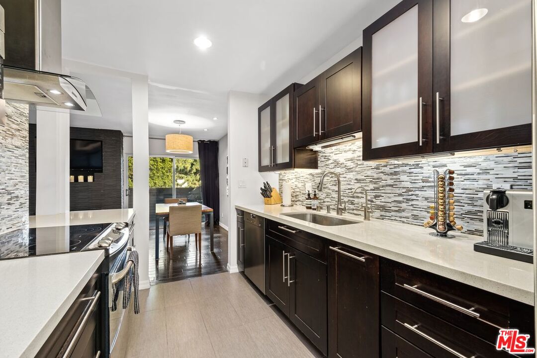 949 N KINGS RD Unit: 303