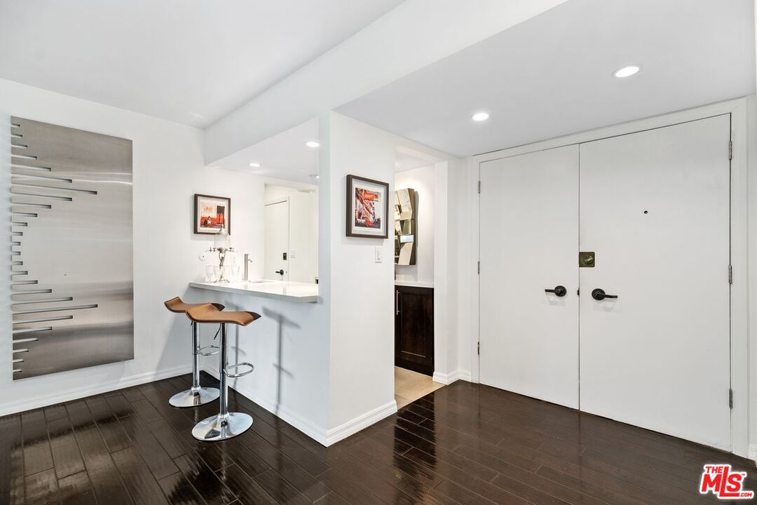 949 N KINGS RD Unit: 303