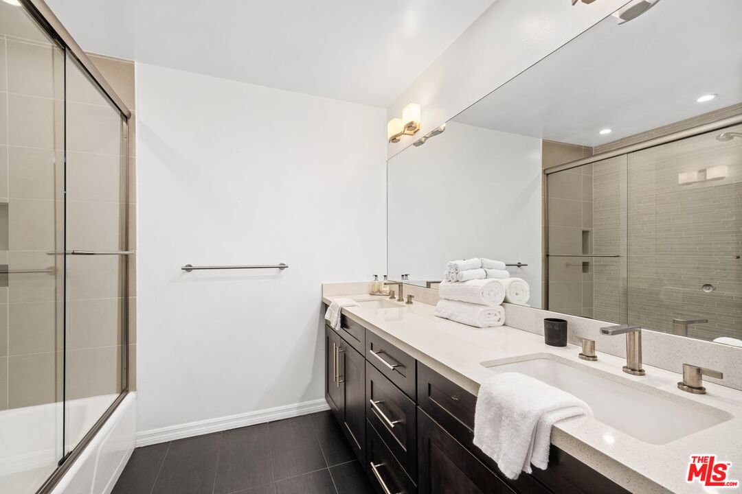 949 N KINGS RD Unit: 303