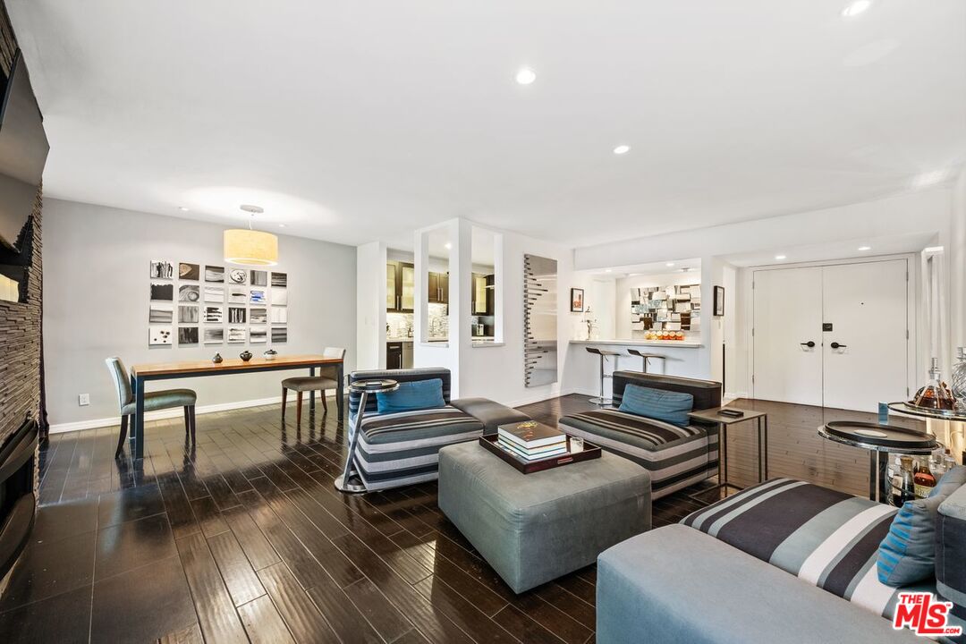 949 N KINGS RD Unit: 303
