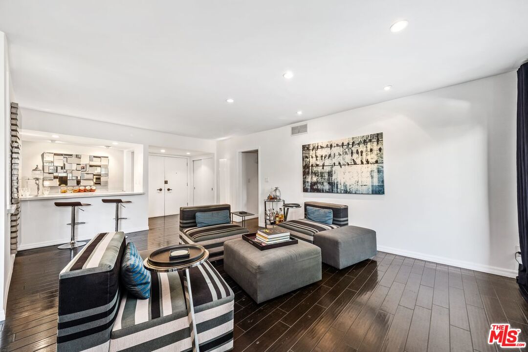 949 N KINGS RD Unit: 303
