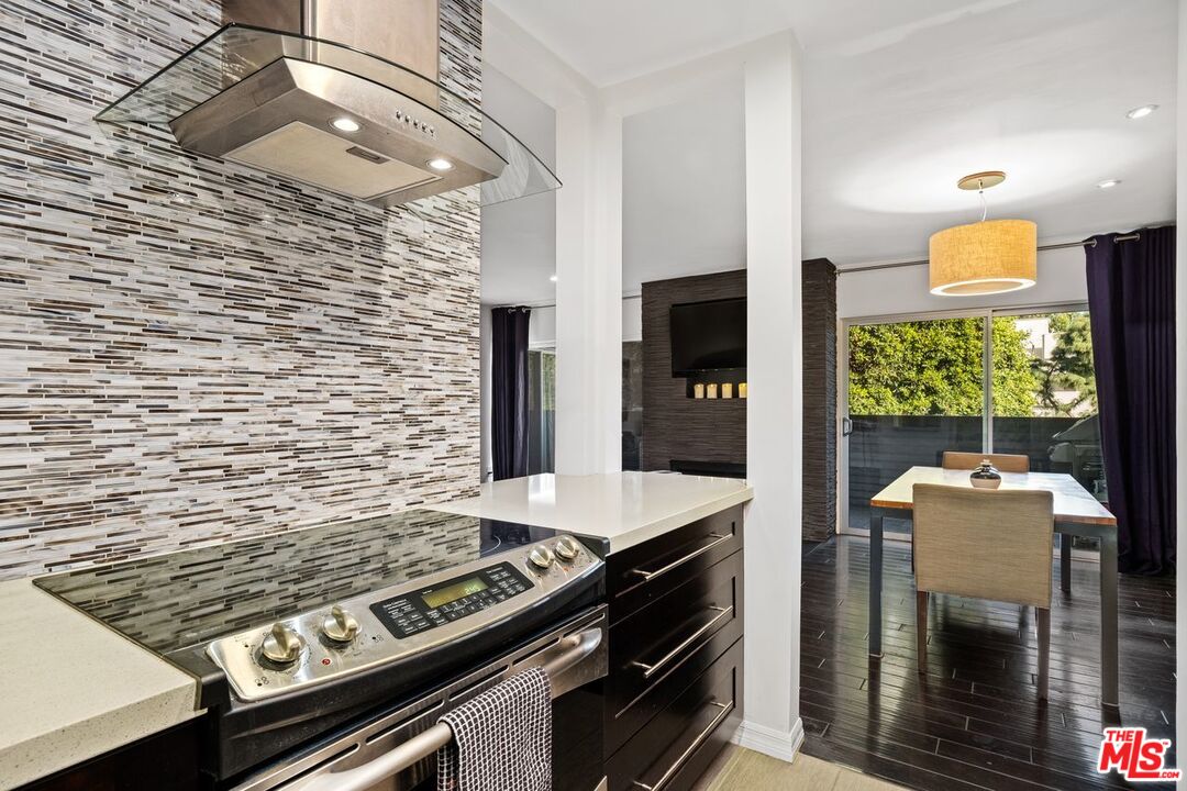 949 N KINGS RD Unit: 303