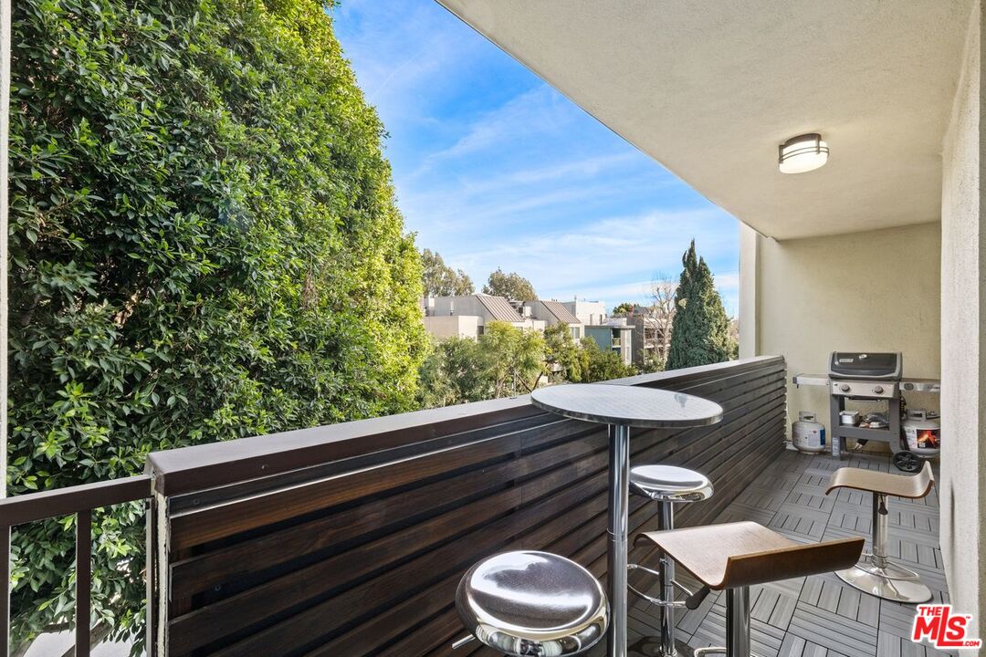 949 N KINGS RD Unit: 303