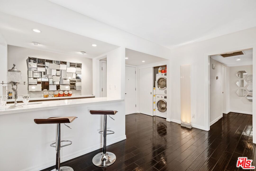 949 N KINGS RD Unit: 303