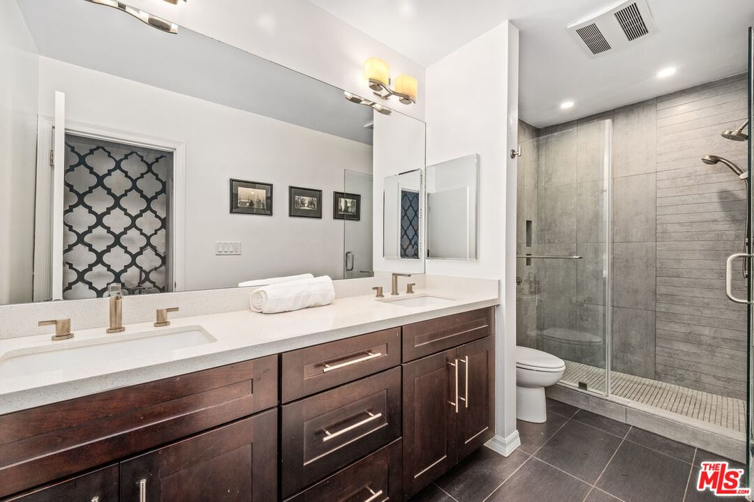 949 N KINGS RD Unit: 303
