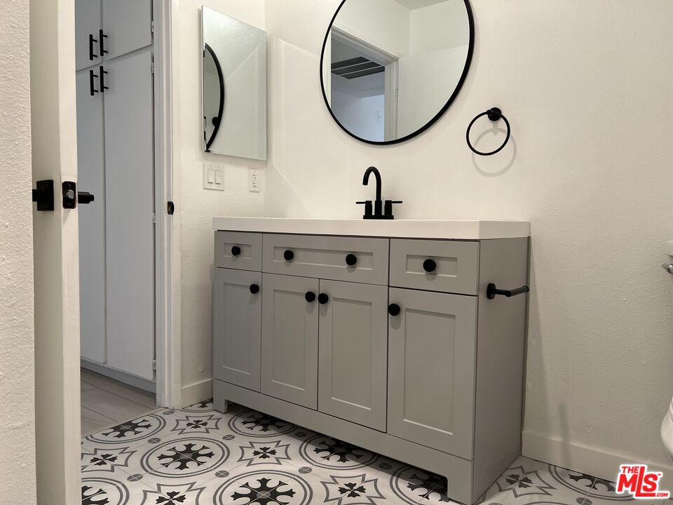 13925 Sherman Way Unit: 11