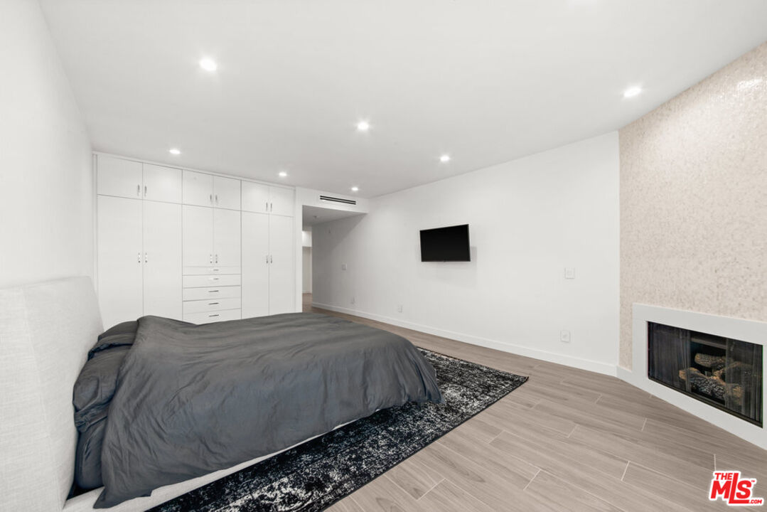 11700 Iowa Ave Unit: 103