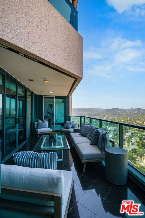 10490 Wilshire Blvd Unit: PH 3