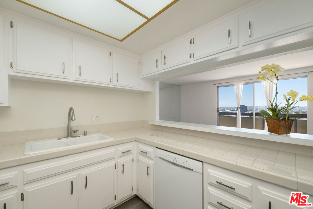 321 S San Vicente Blvd Unit: 1002