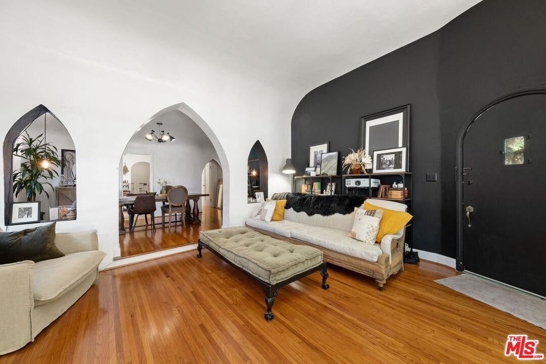 6150 San Vicente Blvd