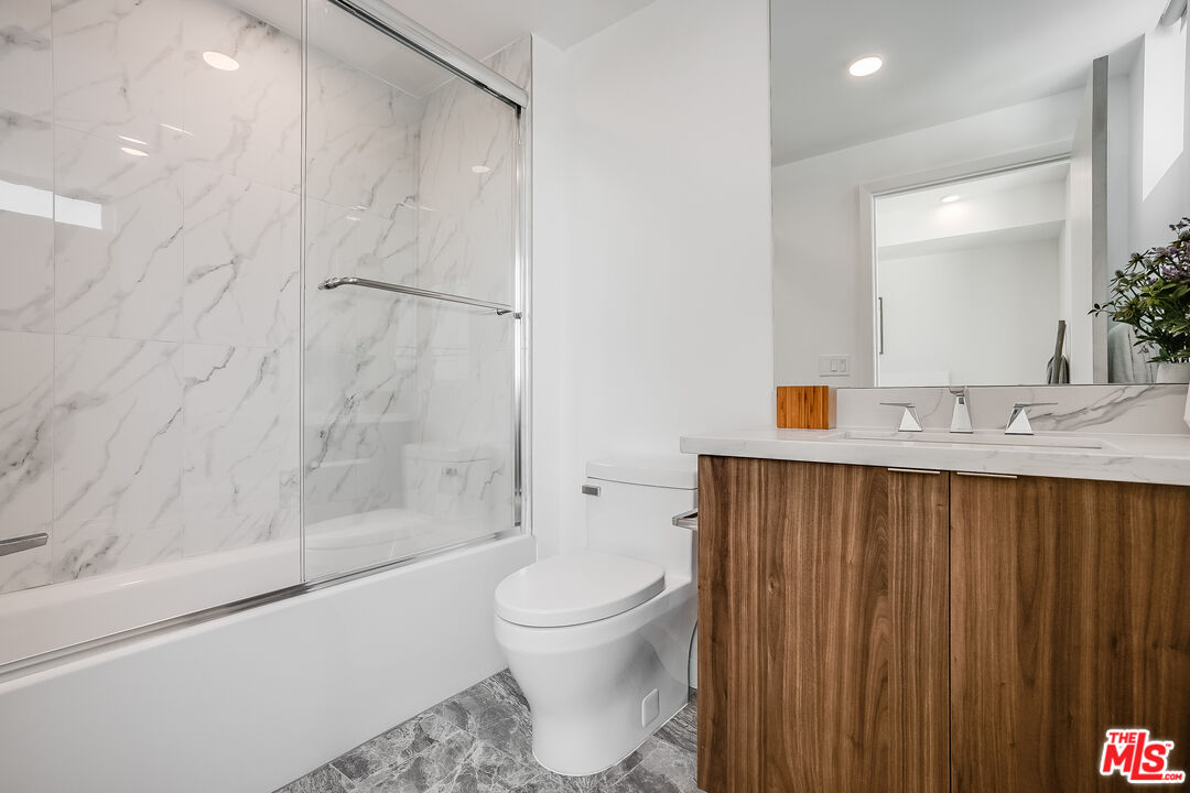 1021 S Shenandoah St Unit: 303