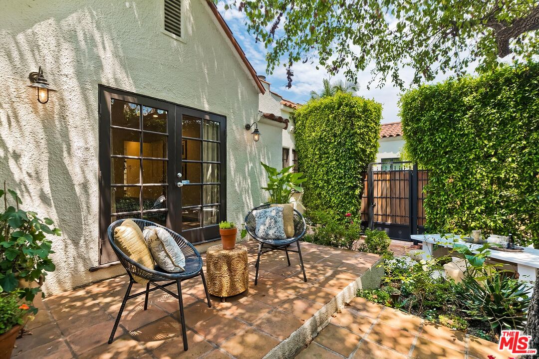 8859 Rosewood Ave