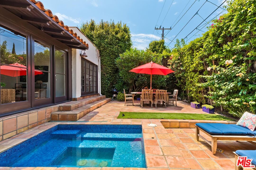 8859 Rosewood Ave