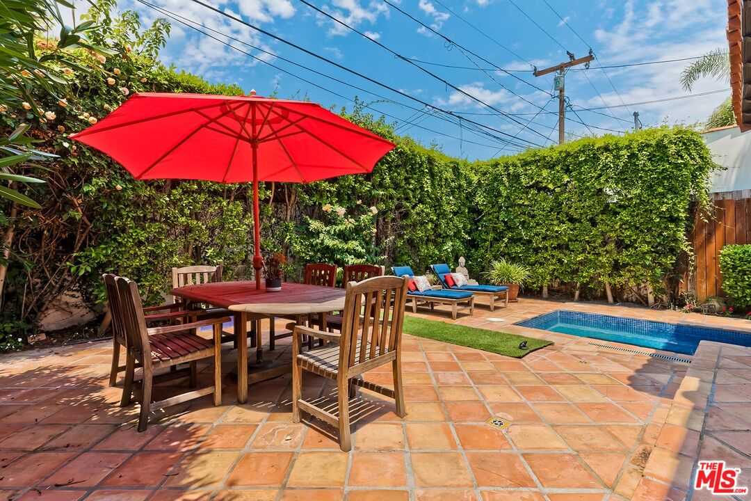 8859 Rosewood Ave