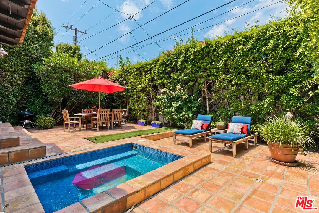 8859 Rosewood Ave