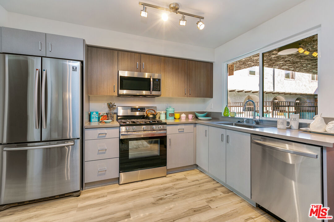 6640 Woodley Ave Unit: 111