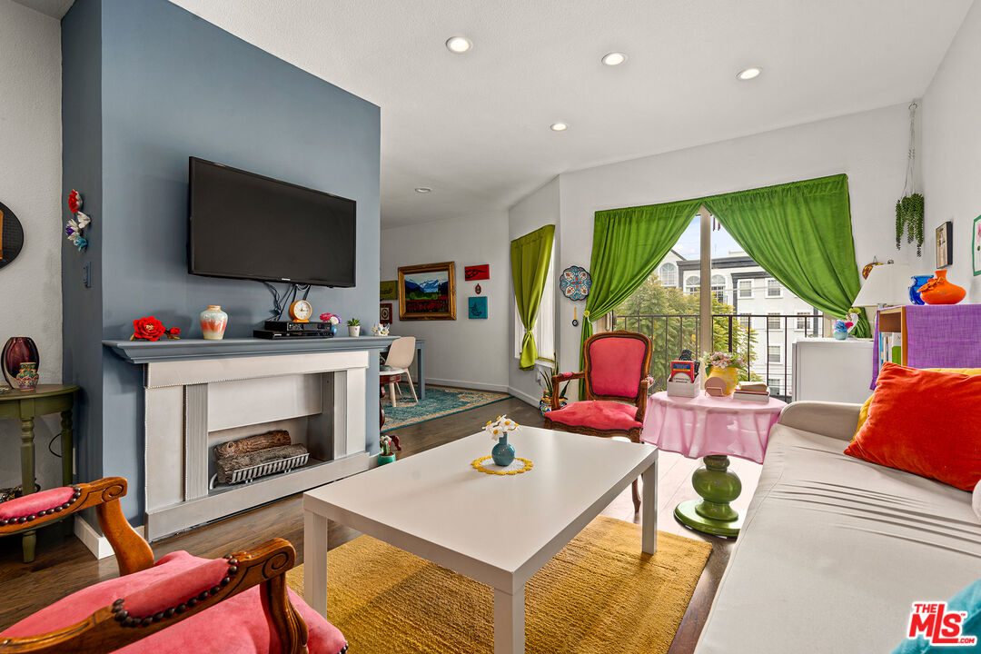 141 S Clark Dr Unit: 529