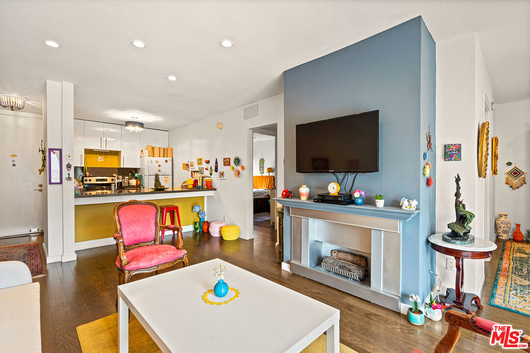 141 S Clark Dr Unit: 529