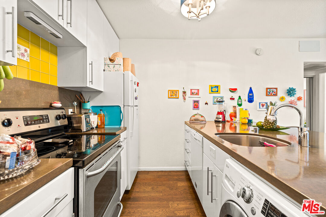 141 S Clark Dr Unit: 529