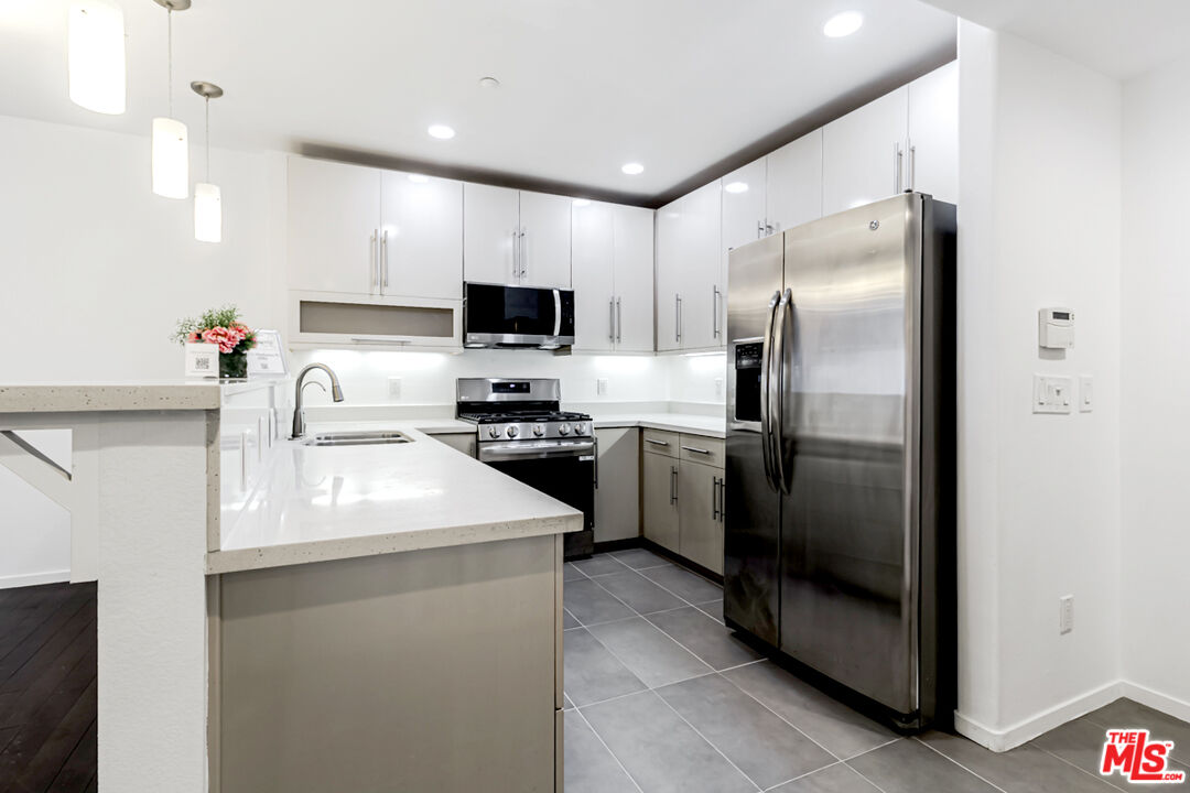 733 S Manhattan Pl Unit: 501