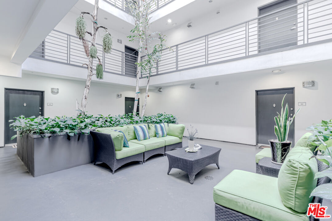 733 S Manhattan Pl Unit: 501