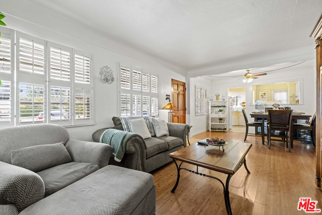 2754 S Barrington Ave