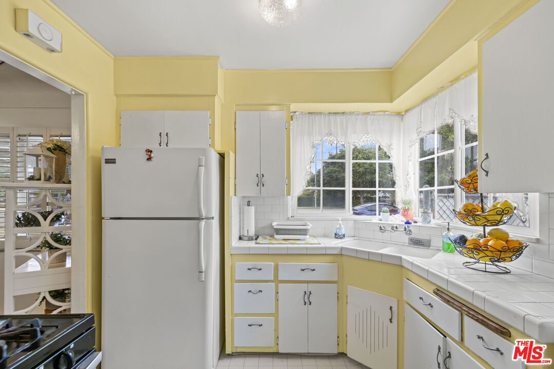 2754 S Barrington Ave