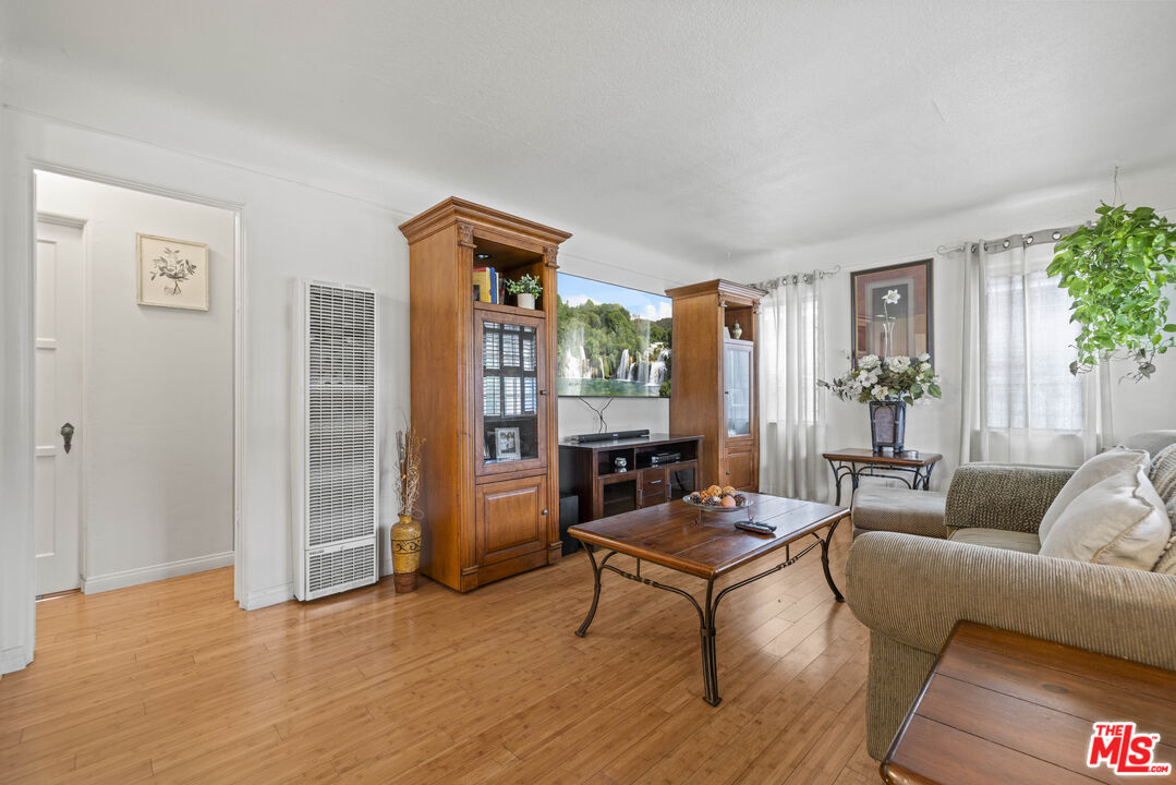 2754 S Barrington Ave