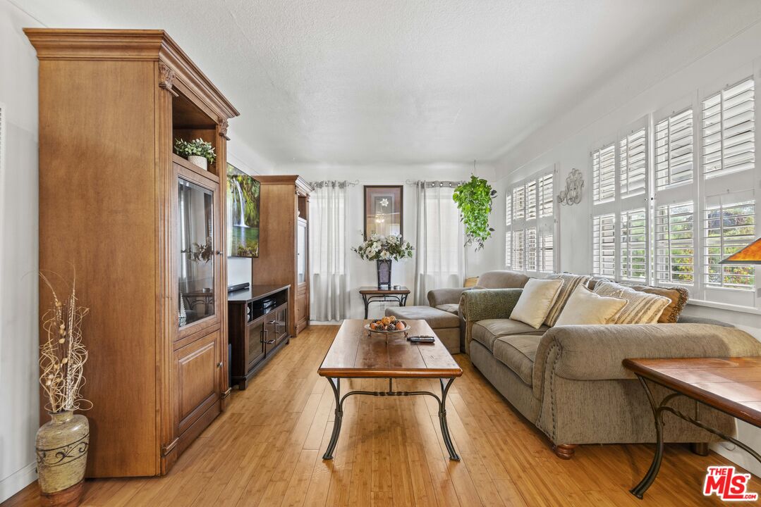 2754 S Barrington Ave