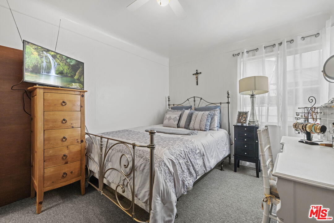 2754 S Barrington Ave