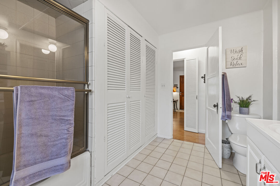 2754 S Barrington Ave