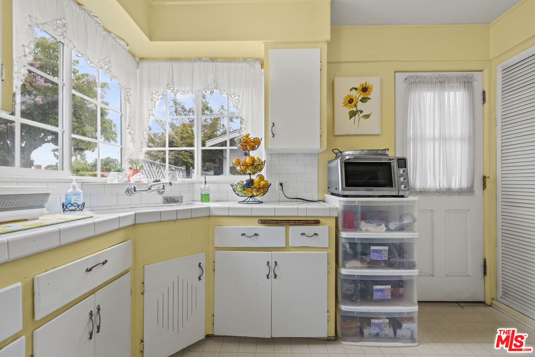 2754 S Barrington Ave