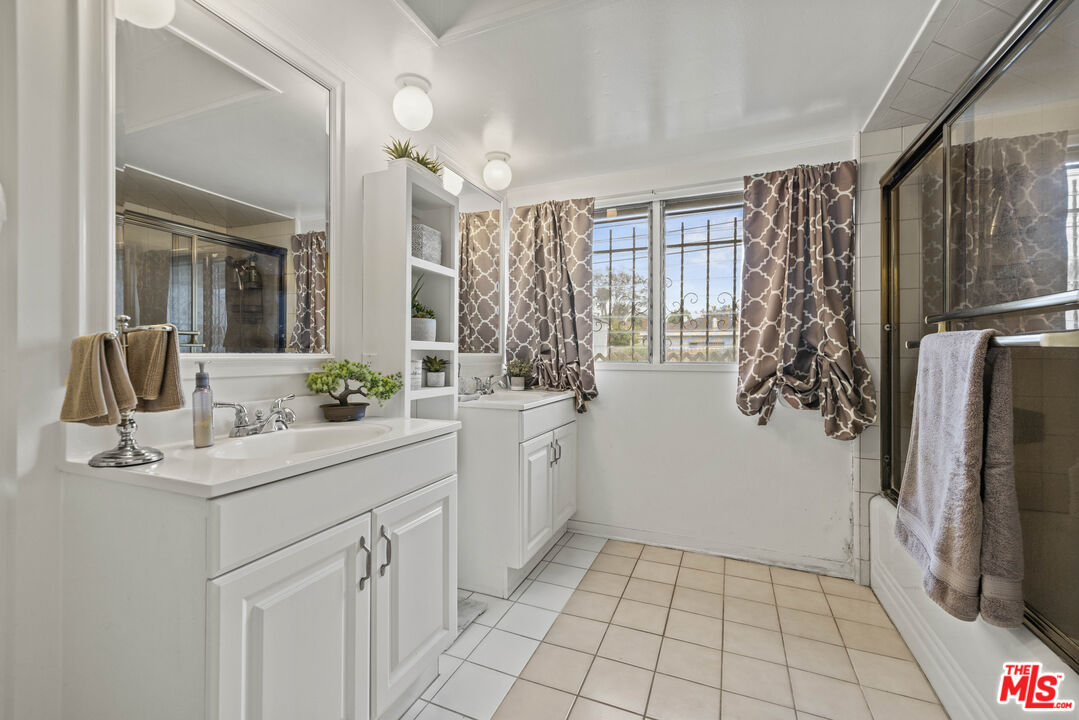 2754 S Barrington Ave