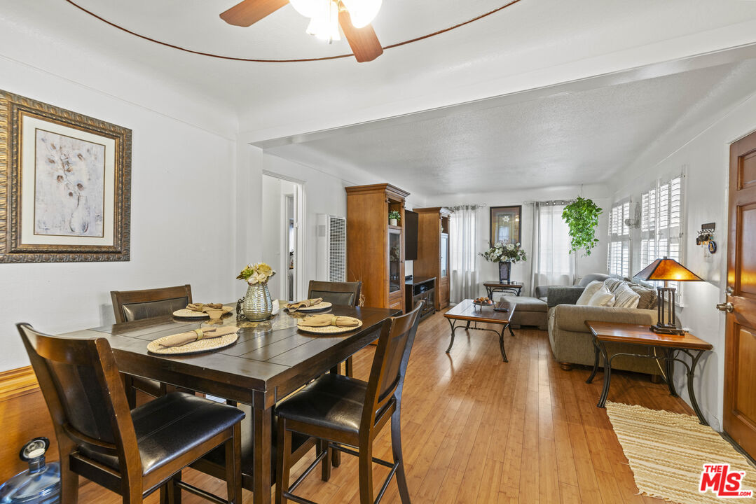 2754 S Barrington Ave