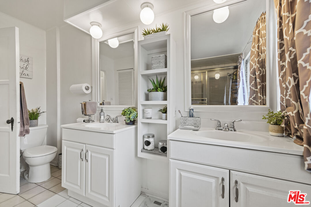 2754 S Barrington Ave