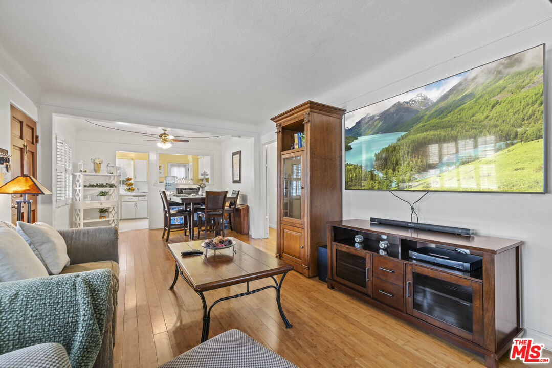 2754 S Barrington Ave