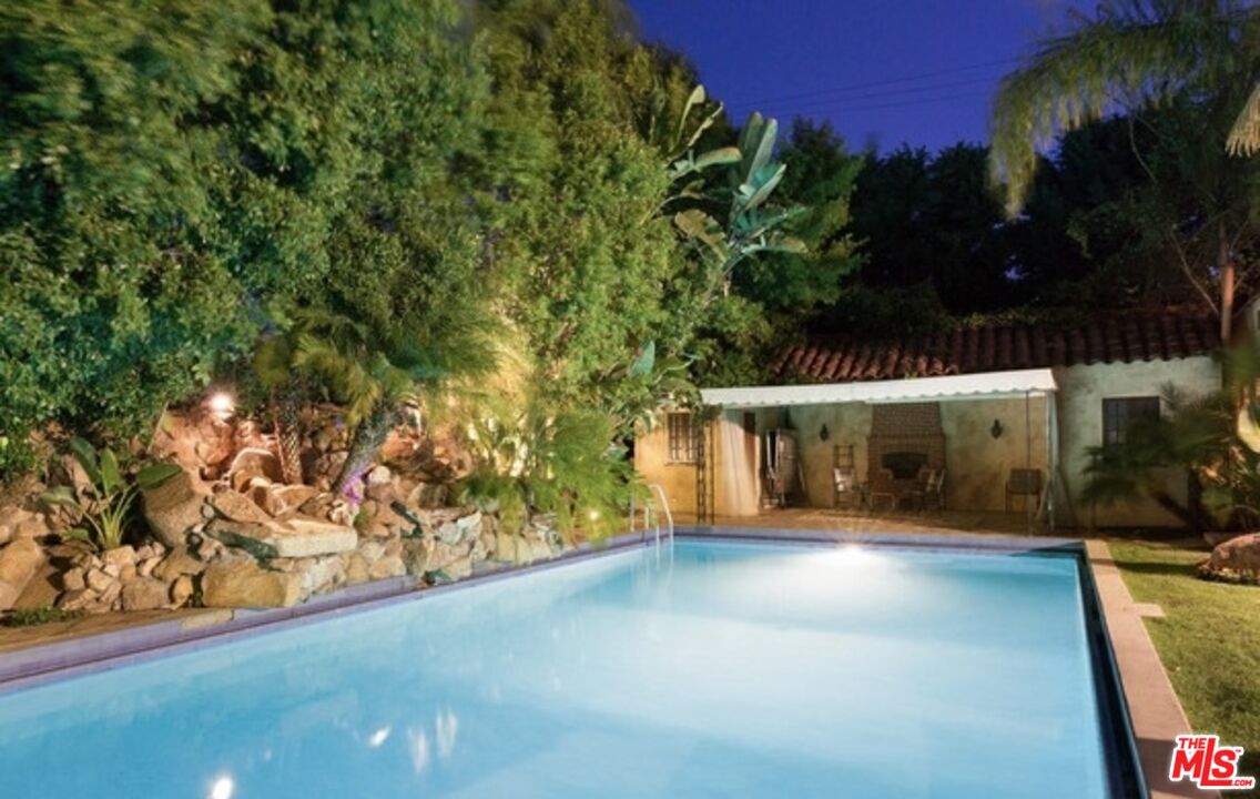 3341 Country Club DR